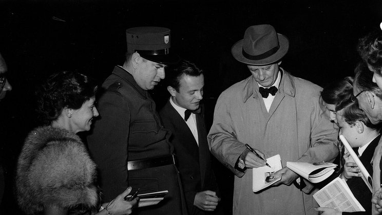Wilhelm Furtwängler gibt Autogramme © Jean Schneider / Archiv Lucerne Festival