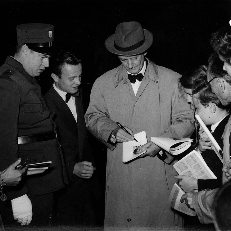 Wilhelm Furtwängler gibt Autogramme © Jean Schneider / Archiv Lucerne Festival