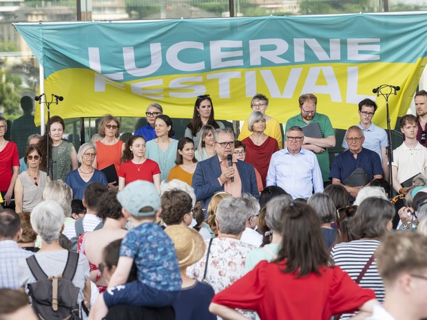 Michael Haefliger begrüsst das Publikum