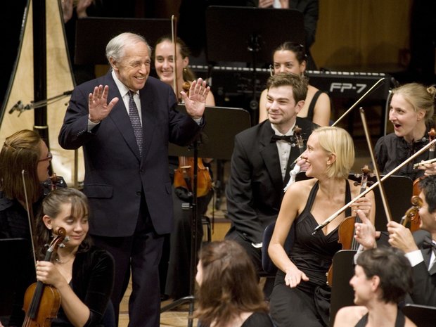 2009: Boulez nimmt den Applaus des Publikums und des Orchesters der Lucerne Festival Academy entgegen