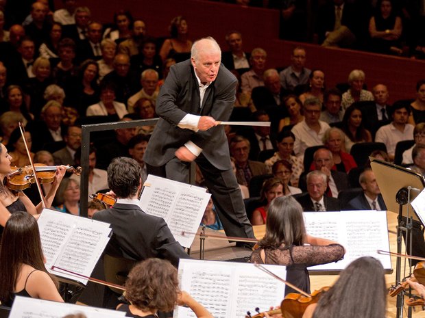 Daniel Barenboim dirigiert das West-Eastern Divan Orchestra, 2013