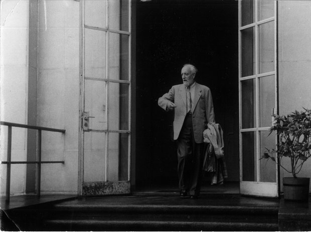 Ernest Ansermet verlässt das alte Kunsthaus (1950) © Archiv Lucerne Festival