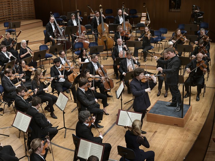 Jakub Hrůša dirigiert Augustin Hadelich und das Lucerne Festival Orchestra, 2022 © Peter Fischli / Lucerne Festival