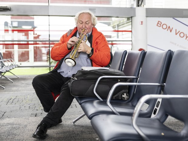 Reinhold Friedrich übt (mit Flughafen-konformem Schalldämpfer)