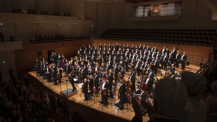 Applause for the Lucerne Festival Orchestra, the MDR-Rundfunkchor, Andrés Orozco-Estrada, Allan Clayton, Regula Mühlemann, and Simona Šaturová © Priska Ketterer / Lucerne Festival