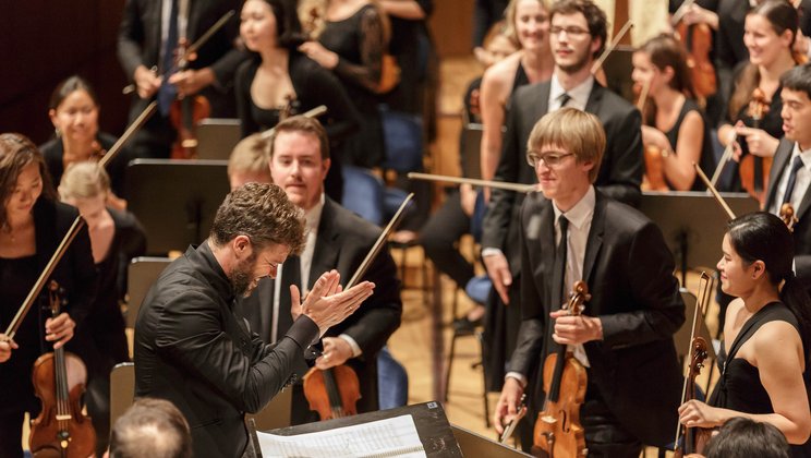 Applaus für Pablo Heras-Casado nach seinem Dirigat des Lucerne Festival Academy Orchestra, 2015 © Stefan Deuber / Lucerne Festival