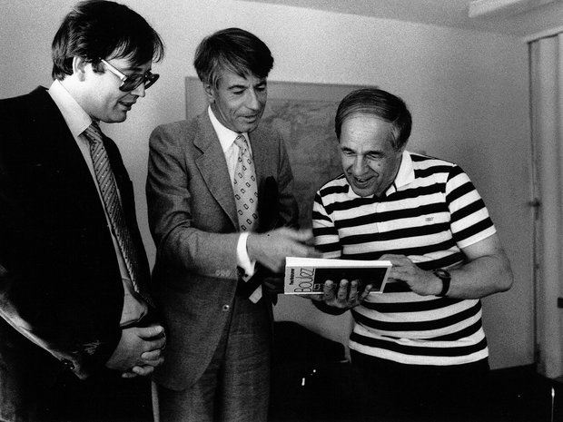 1985: Der Schweizer Musikwissenschaftler Theo Hirsbrunner übergibt Boulez sein neues Buch «Boulez und sein Werk»