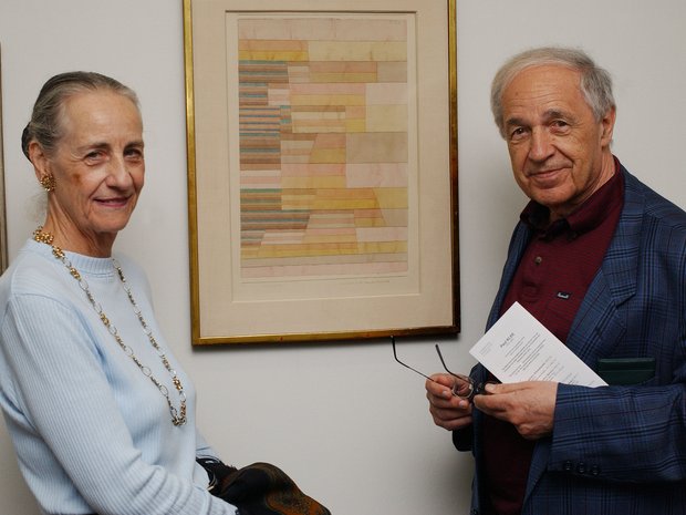 2002: Pierre Boulez mit Angela Rosengart vor Paul Klees Bild «Monument an der Grenze des Fruchtlandes»