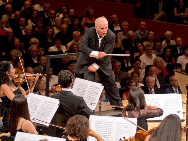 Das West-Estern Divan Orchestra spielt unter der Leitung von Daniel Barenboim (2013) © Georg Anderhub/Lucerne Festival