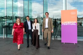 Arnau Brichs und Aregnaz Martirosyan mit Teresa Graham (CEO Roche Pharma; ganz links) und Sebastian Nordmann (designierter Intendant Lucerne Festival; ganz rechts) © Nik Hunger