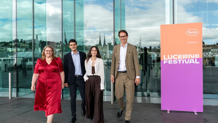 Arnau Brichs and Aregnaz Martirosyan with Teresa Graham (CEO Roche Pharma; on the left) and Sebastian Nordmann (future Director of Lucerne Festival; on the right) © Nik Hunger