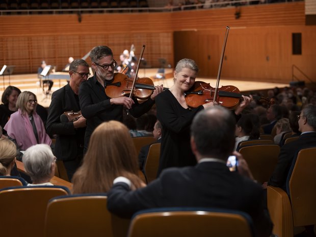 Die Musiker*innen führen das Publikum aus dem Konzertsaal ...