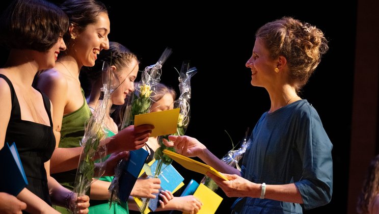 Vice Rector Esther Holl of Kantonsschule Alpenquai Luzern presents students with free tickets to Lucerne Festival © Markus Wild