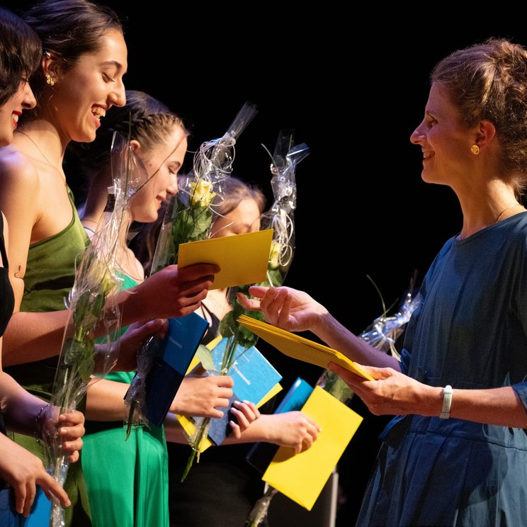 Vice Rector Esther Holl of Kantonsschule Alpenquai Luzern presents students with free tickets to Lucerne Festival © Markus Wild