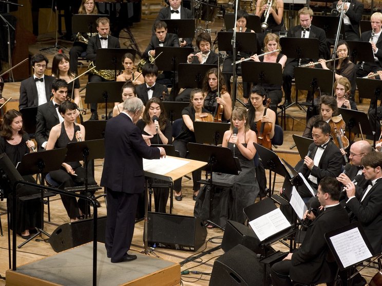 2009: Boulez dirigiert Sänger*innen und Orchester der Lucerne Festival Academy © Georg Anderhub / Lucerne Festival