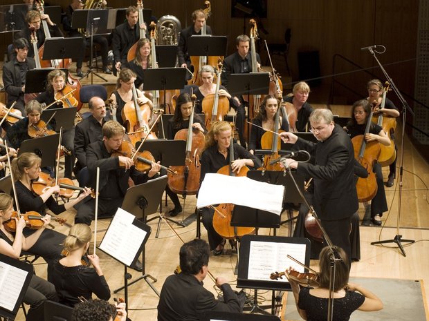 Tonkünstlerfest 2010: Die Basel Sinfonietta bringt unter der Leitung von Stefan Asbury Werke von Martin Jaggi, Nadir Vassena, Fritz Hauser und Michael Wertmüller zur (Ur-)Aufführung