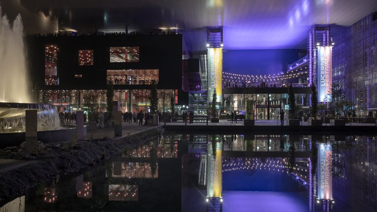 Das KKL Luzern erstrahlt in den Lucerne Festival-Farben © Priska Ketterer / Lucerne Festival