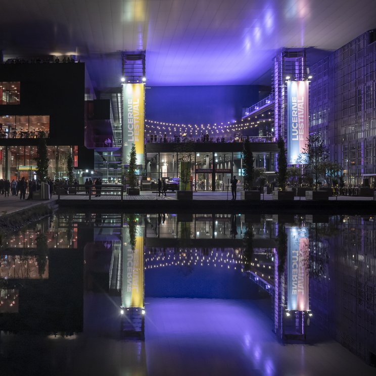 Das KKL Luzern erstrahlt in den Lucerne Festival-Farben © Priska Ketterer / Lucerne Festival