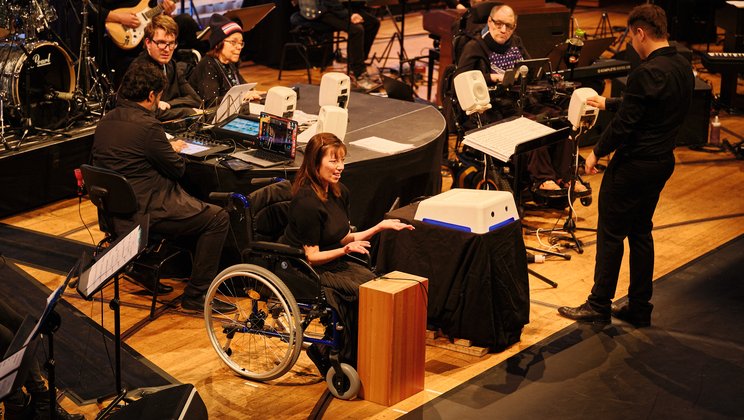 Lorena Dellenbach trägt ein Gedicht in Gebärdensprache vor, welches in ein Synthesizer-Solo umgewandelt wird © Diego Saldiva