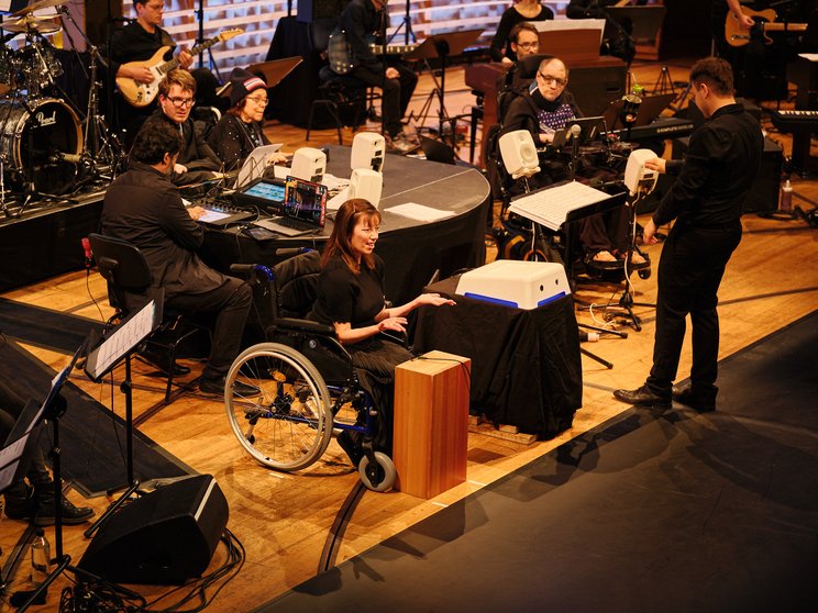 Lorena Dellenbach trägt ein Gedicht in Gebärdensprache vor, welches in ein Synthesizer-Solo umgewandelt wird © Diego Saldiva