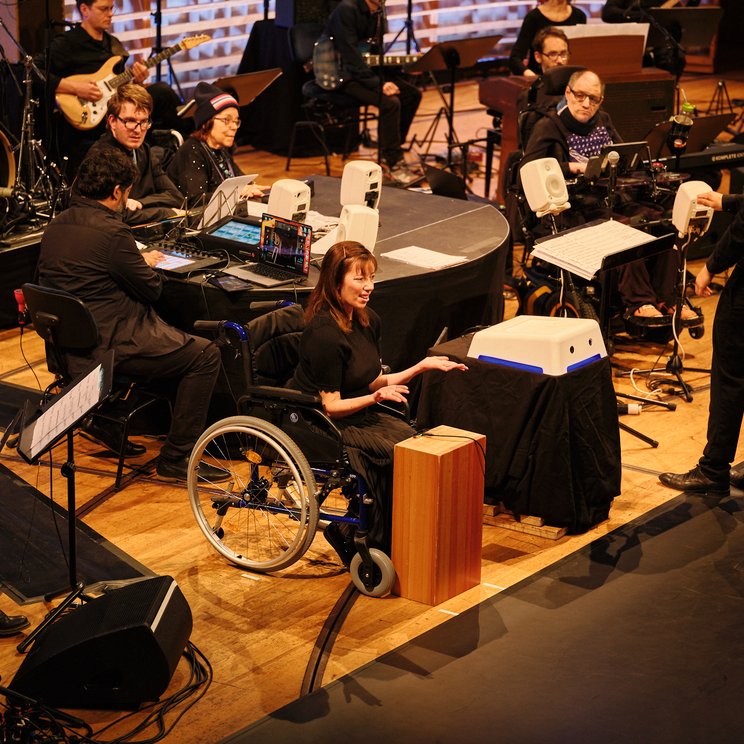 Lorena Dellenbach performs a sign language poem which is transformed into a synthesizer solo © Diego Saldiva