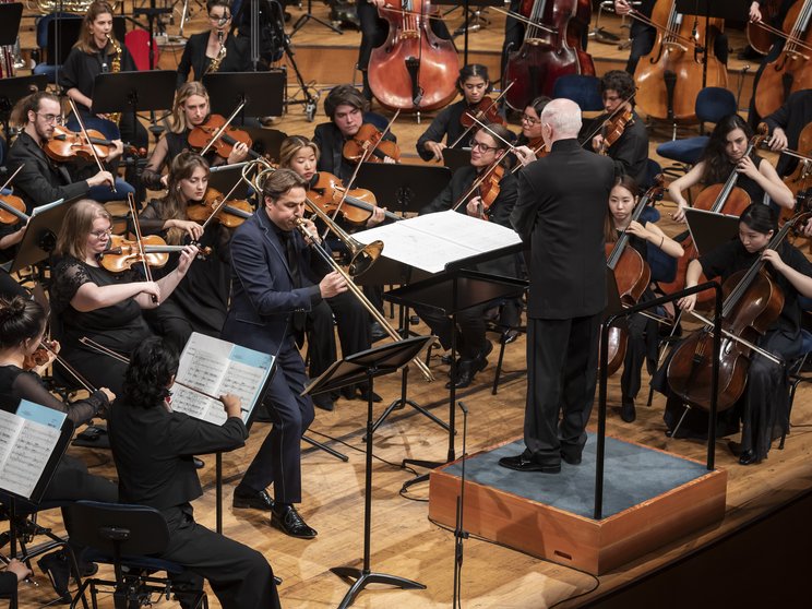 Sir George Benjamin dirigiert Jörgen van Rijen und das Lucerne Festival Contemporary Orchestra, 2024 © Priska Ketterer / Lucerne Festival