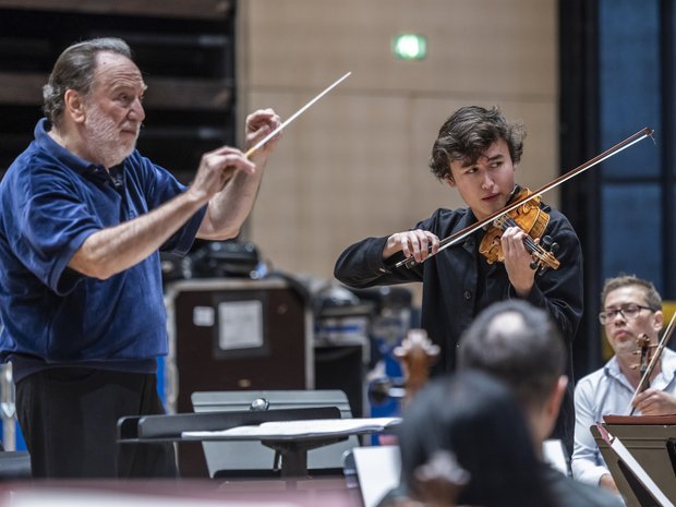 Riccardo Chailly probt mit Daniel Lozakovich