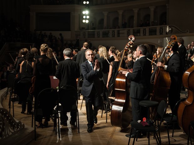 Applaus für Claudio Abbado nach einem Konzert des Lucerne Festival Orchestra in Moskau, 2012