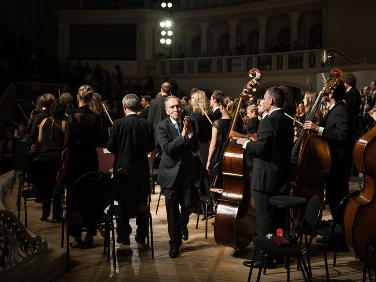 Applaus für Claudio Abbado nach einem Konzert des Lucerne Festival Orchestra in Moskau, 2012
