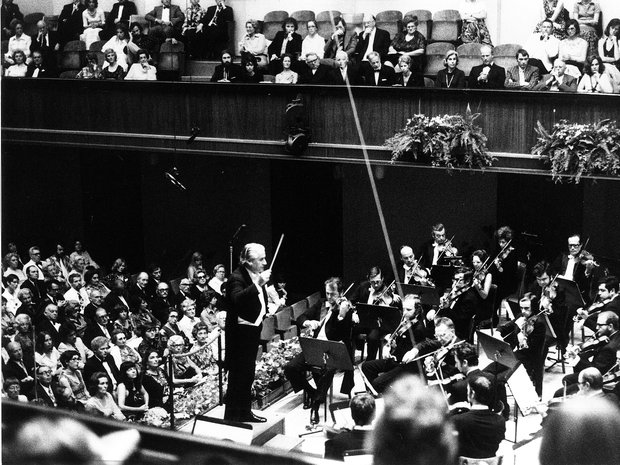 Sergiu Celibidache dirigiert das Schweizerische Festspielorchester (1974) © Archives Lucerne Festival