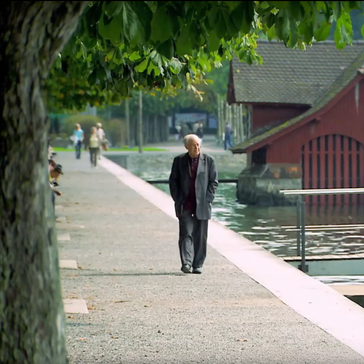Pierre Boulez strolls through Lucerne © Screencapture from the documentary "Inheriting the Future of Music"