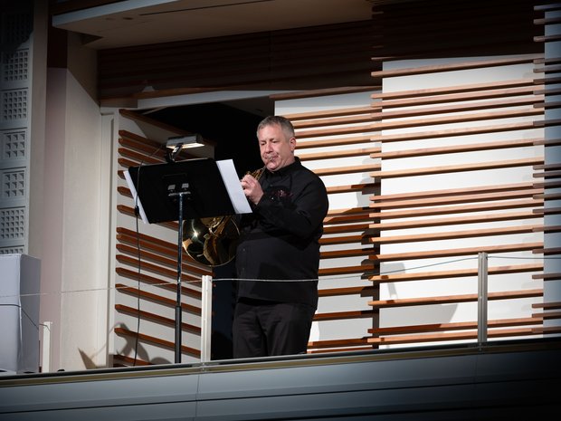 Stefan Dohr performs the world premiere of Jüri Reinvere's "Nachtbild mit Blausternen"