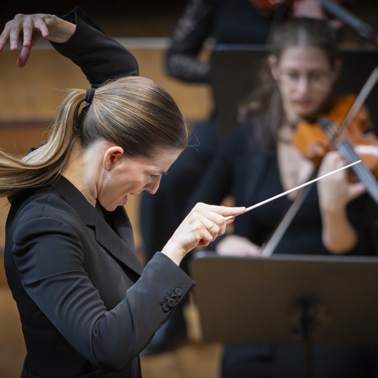 Johanna Malangré dirigiert das Lucerne Festival Contemporary Orchestra (LFCO) © Andreas Becker / Lucerne Festival