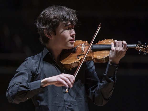Daniel Lozakovich interpretiert Sibelius' Violinkonzert