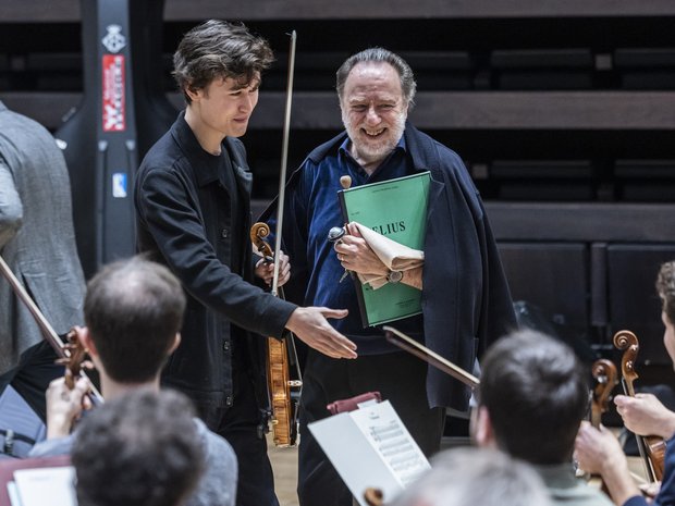 Daniel Lozakovich begrüsst die Konzertmeister des Lucerne Festival Orchestra