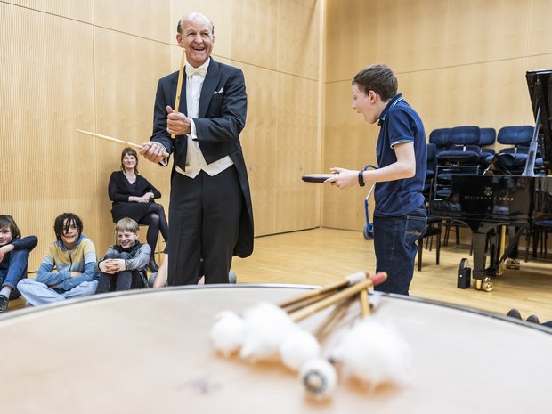 Raymond Curfs, Solo-Paukist des Lucerne Festival Orchestra, besucht die Kinder-Einführung der Studierenden des CAS «Musik vermitteln»