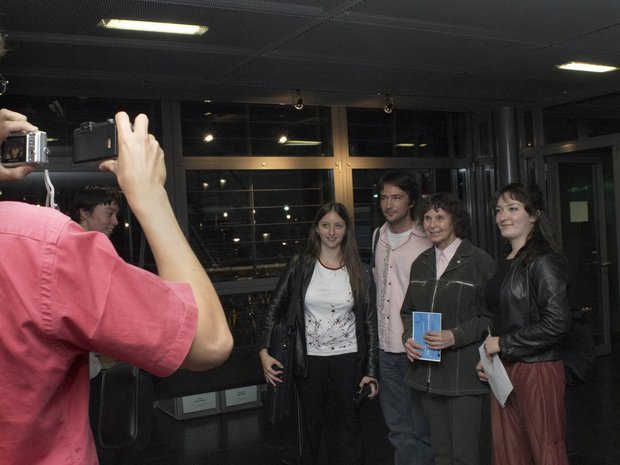 Sofia Gubaidulina und Musiker*innen der Lucerne Festival Academy machen ein Erinnerungsfoto, 2006