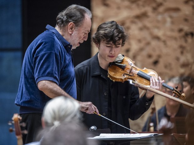 Daniel Lozakovich und Riccardo Chailly besprechen den Notentext
