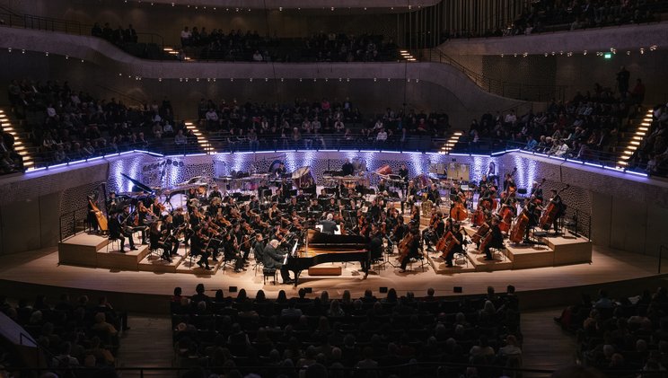 Das Lucerne Festival Contemporary Orchestra (LFCO) in der Elbphilharmonie Hamburg © Daniel Dittus / Elbphilharmonie Hamburg