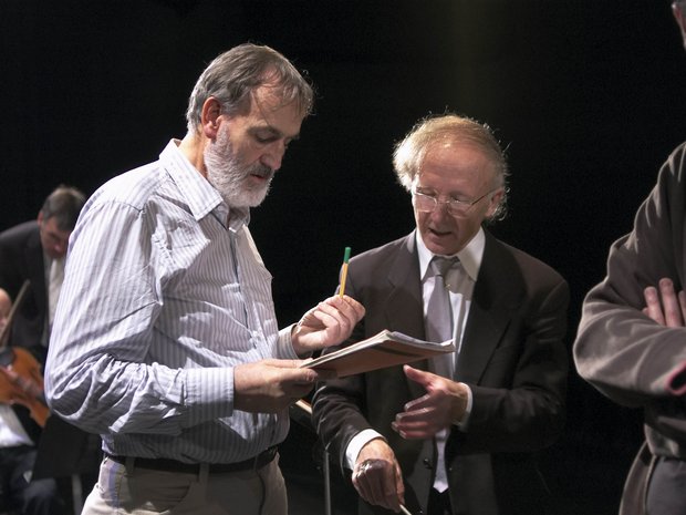 Heinz Holliger mit Helmut Lachenmann während der Probe von Lachenmanns «Mouvement (– vor der Erstarrung)» (2005)