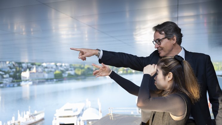 Eine grossartige Zukunft im Blick: Elim Chan und Lucerne Festival-Intendant Sebastian Nordmann auf der KKL-Dachterrasse © Priska Ketterer / Lucerne Festival