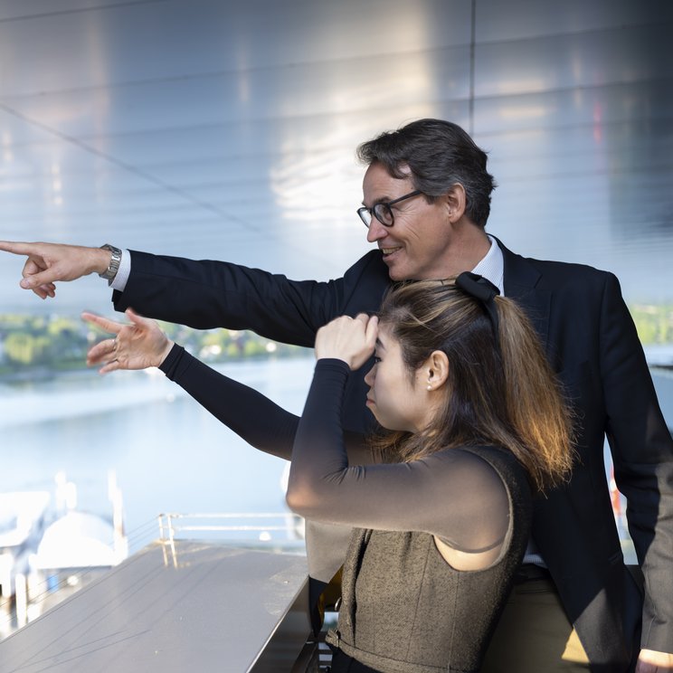 Eine grossartige Zukunft im Blick: Elim Chan und Lucerne Festival-Intendant Sebastian Nordmann auf der KKL-Dachterrasse © Priska Ketterer / Lucerne Festival