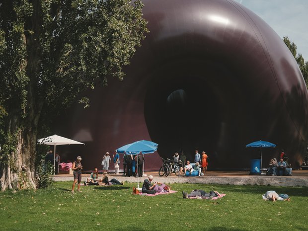Ein Picknick, gut beschattet von den Zurich-Schirmen