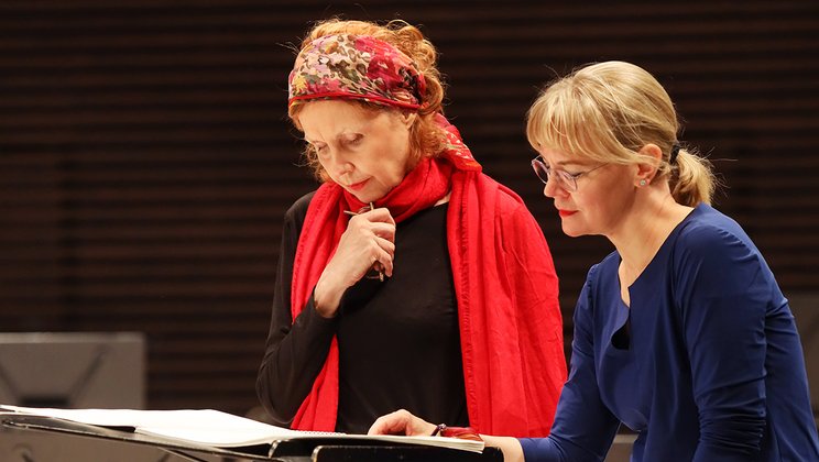 Susanna Mälkki und Kaija Saariaho bei der Arbeit an «Vista» © Maarit Kytöharju