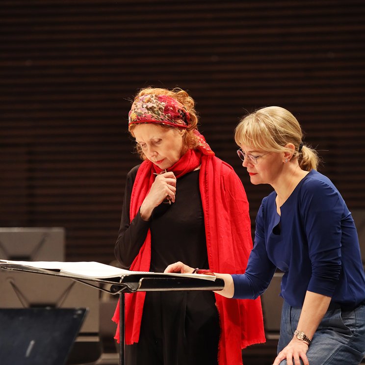 Susanna Mälkki und Kaija Saariaho bei der Arbeit an «Vista» © Maarit Kytöharju