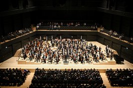 Münchner Philharmoniker mit Dirigent Lahav Shani © Tobias Hase