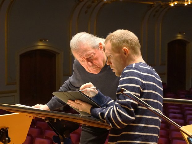 Sylvain Cambreling discussing details in the score