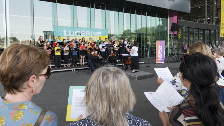 The audience sings along © Priska Ketterer / Lucerne Festival