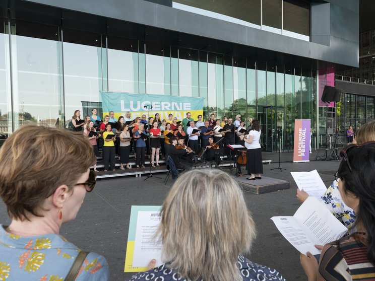 The audience sings along © Priska Ketterer / Lucerne Festival