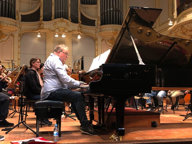 Nicolas Hodges rehearsing "to an utterance" by Rebecca Saunders